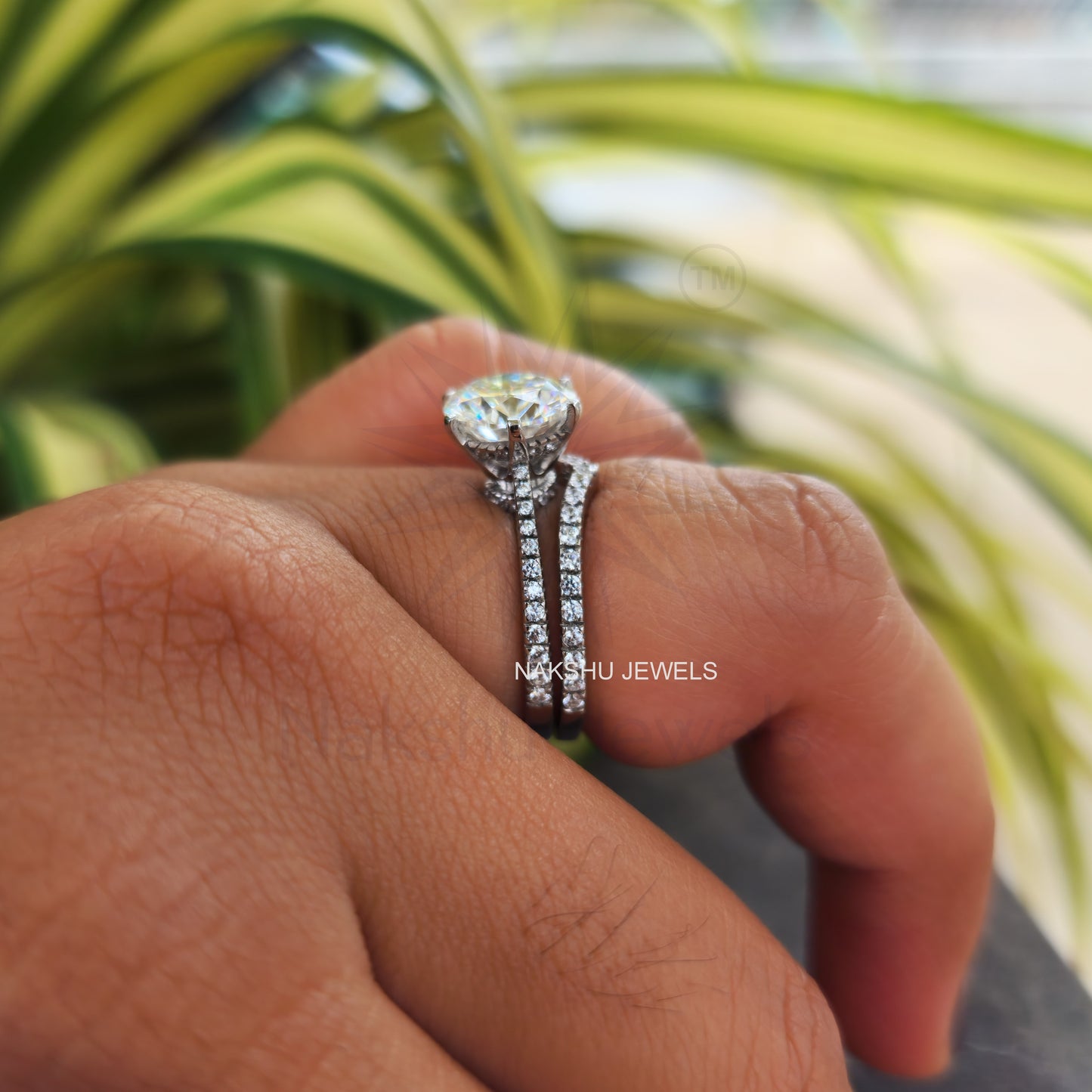 Round Moissanite Pave Engagement Ring Set With Curve-V Shape Band