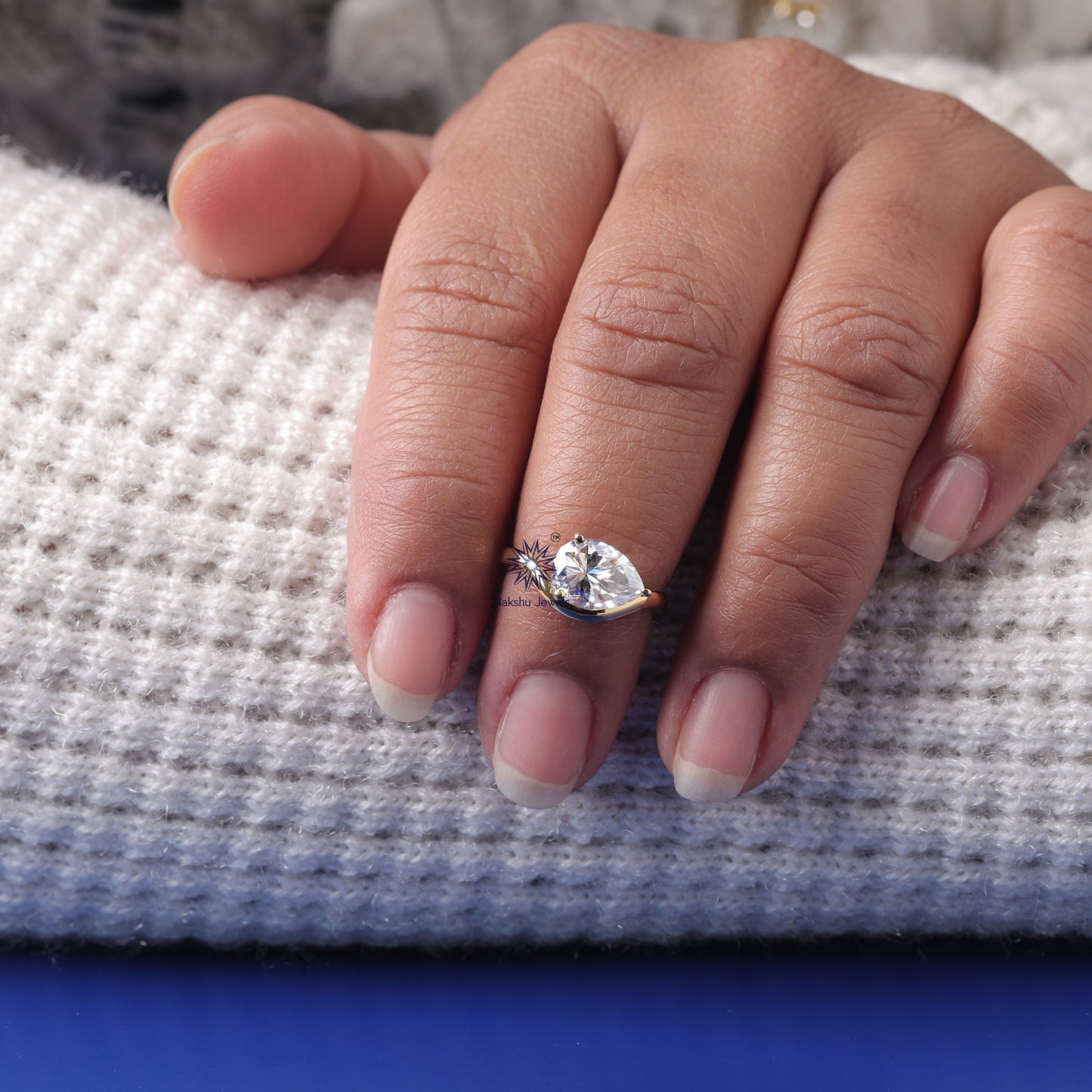 Oval Cut Curved Solitaire Moissanite Engagement Ring