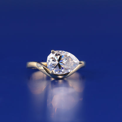 Oval Cut Curved Solitaire Moissanite Engagement Ring